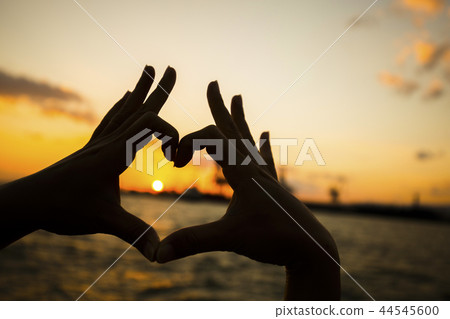做心臟形狀的人的手 做心臟形狀的人的手 44545600