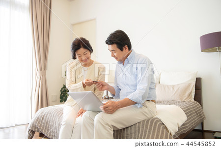 高級夫婦個人電腦臥室生活方式圖像 44545852