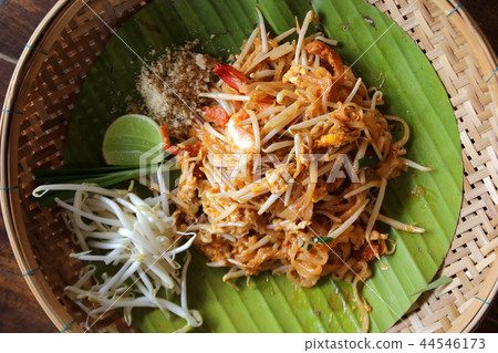 pad thai, stir-fried noodles with shrimp 44546173