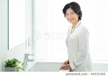 Senior women 44552405