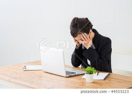 一個女人抱著一個頭 一個女人抱著一個頭 44553223