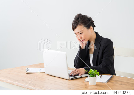 Worried business woman 44553224