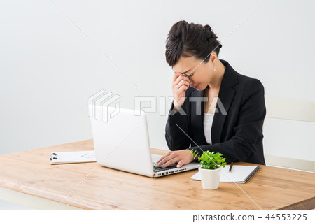 Worried business woman 44553225
