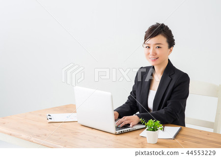 微笑的女商人 44553229