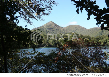 從日光湖中禪寺湖看到的高山 從日光湖中禪寺湖看到的高山 44554742