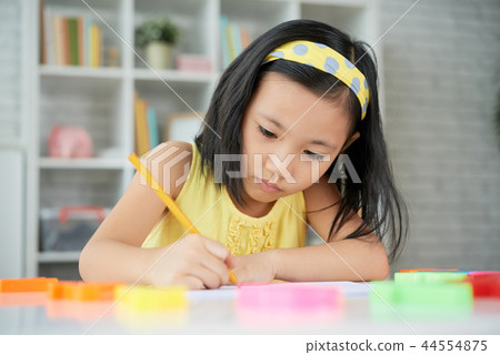 Girl drawing with pencil 44554875