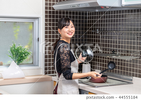 站在廚房裡的年輕女子 44555184
