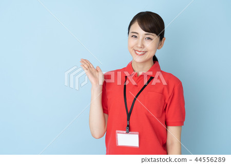 女人穿著polo衫藍色背 44556289