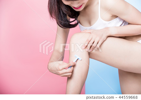 woman shave her leg 44559668