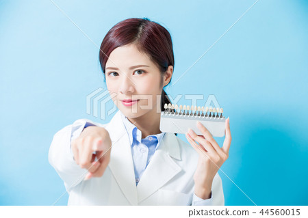 dentist take tooth whitening tool 44560015