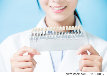 dentist take tooth whitening tool dentist take tooth whitening tool 44560017
