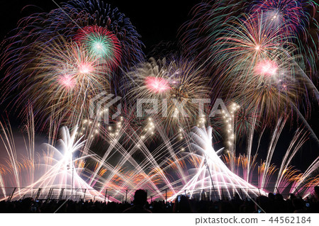 Silhouettes of fireworks and spectators that rise to great Silhouettes of fireworks and spectators that rise to great 44562184