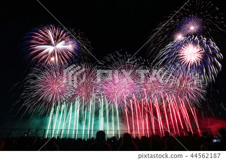 Silhouettes of fireworks and spectators that rise to great 44562187