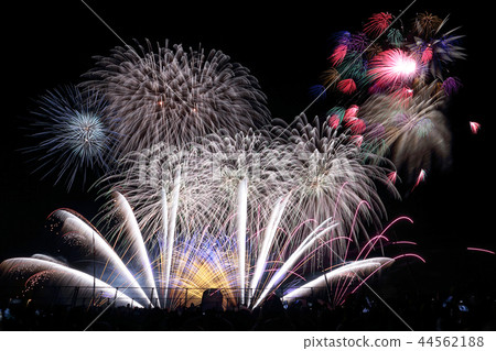 Silhouettes of fireworks and spectators that rise to great 44562188