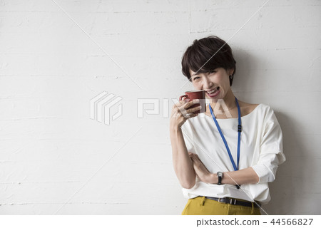 一個女人喝咖啡 一個女人喝咖啡 44566827