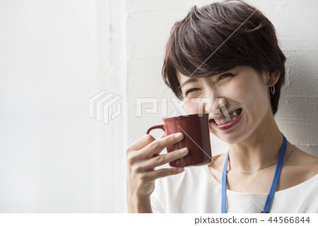 一個女人喝咖啡 44566844