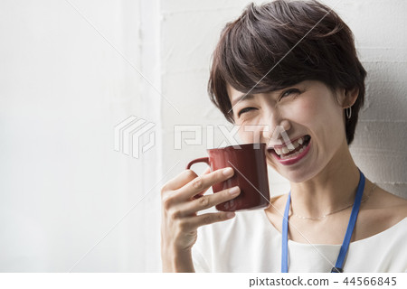 一個女人喝咖啡 44566845