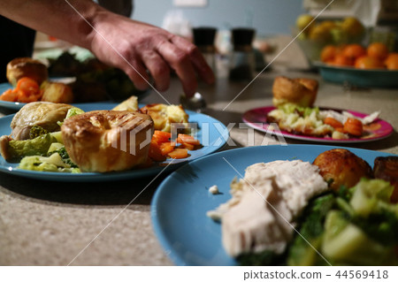 Roast dinners ready to serve Roast dinners ready to serve 44569418