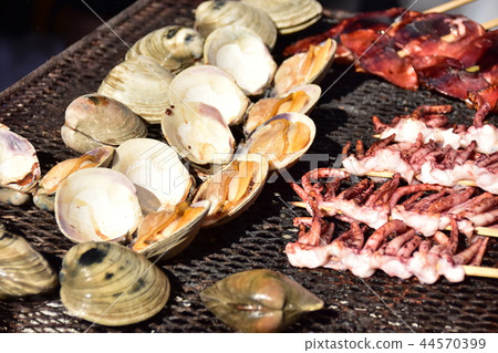 Grilled shellfish and grilled squid 44570399