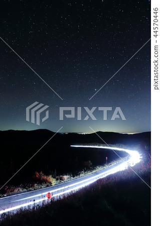 在滿天星斗的天空下的發光的路 在滿天星斗的天空下的發光的路 44570446