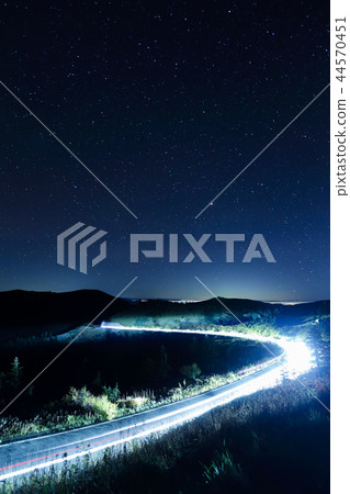 在滿天星斗的天空下的發光的路 44570451