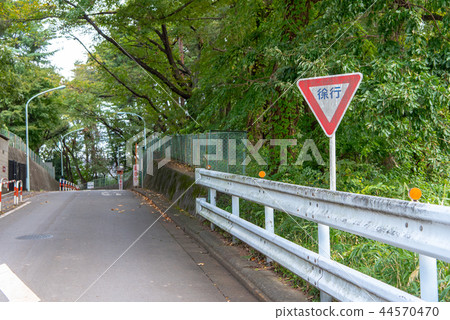 在小山的慢速路標 在小山的慢速路標 44570470
