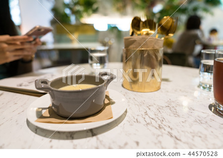 日式tamamai熱水。水，水，茶和器皿。優雅的下午早飯。 44570528