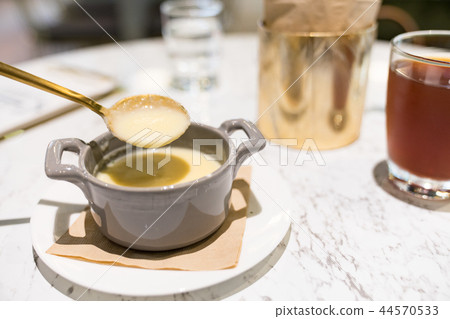 日式tamamai熱水。水,水,茶和器皿。優雅的下午早飯。 日式tamamai熱水。水,水,茶和器皿。優雅的下午早飯。 44570533