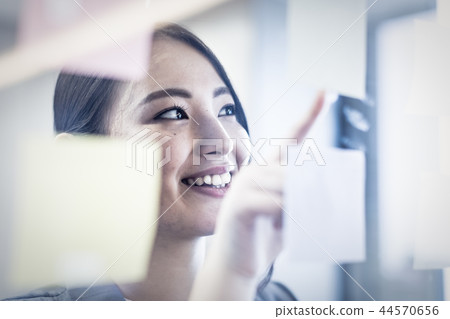 Woman     44570656