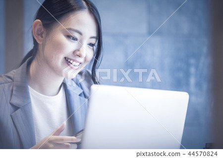 女子 44570824