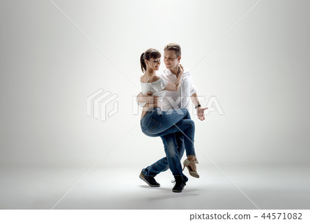 couple dancing social danse 44571082