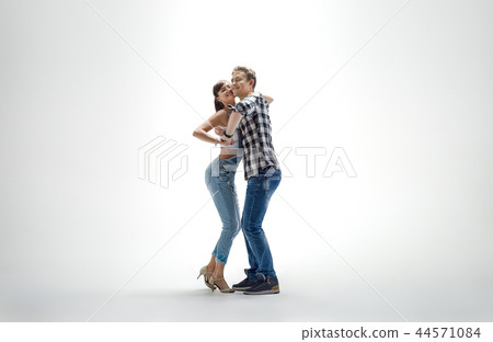couple dancing social danse 44571084