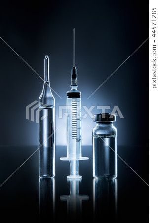 syringe and ampule 44571285