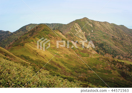 I look at a white sand mountain 44571563