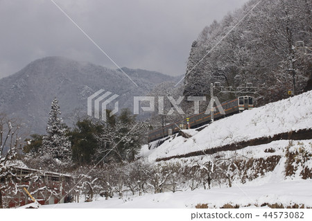 The 211 line of Takasaki mouth of the winter Joetsu line 44573082