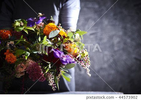 Woman with bouquet 44573902