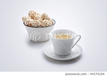 Han, green tea, refreshments Han, green tea, refreshments 44574284