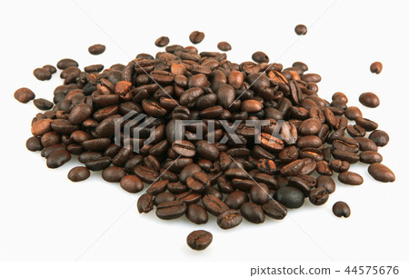 Coffee beans isolated on white 44575676