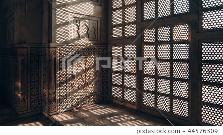 Taj Mahal inside, beautiful light 44576309