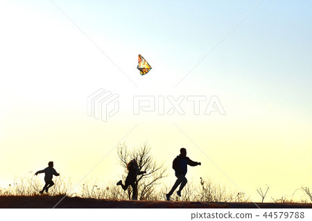 風箏飛行和第一次日出的家庭 44579788