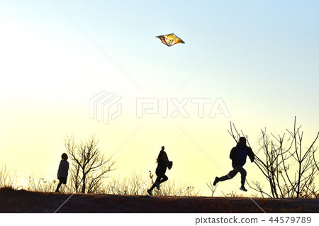 風箏飛行和第一次日出的家庭 44579789