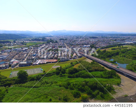 福生市 日出市都市风景 无人机的鸟瞰图 多摩河绿地福生南面公园 东京福生市南面农村地区 图库照片