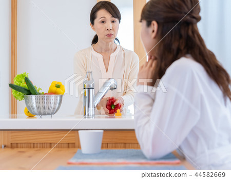 父母和孩子在廚房裡說話 父母和孩子在廚房裡說話 44582669