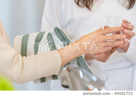 做飯的女人 做飯的女人 44582752