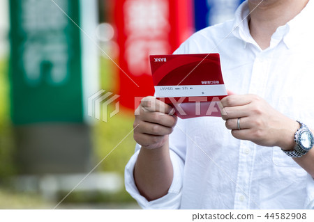 財務圖像男子看存摺 財務圖像男子看存摺 44582908