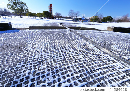 Pattern drawn by snow 44584628