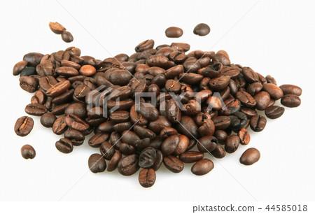 Coffee beans isolated on white 44585018