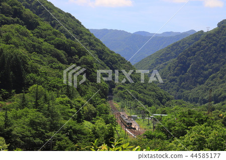 Seeing the Joetsu Line from R291 while stopping at Minakamimachi Doi Station in Gunma Prefecture 44585177