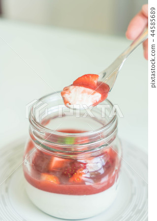 panna cotta with strawberry sauce 44585689
