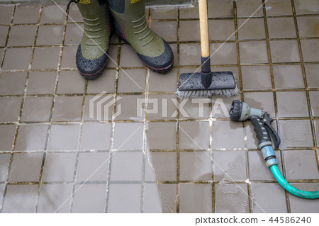 Cleaning the veranda 44586240